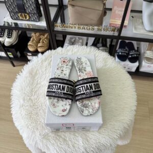 Dior 刺绣拖