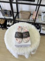 Dior 刺绣拖