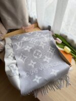 LV Essential围巾 灰色 - Image 2