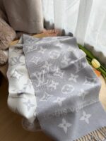LV Essential围巾 灰色 - Image 4