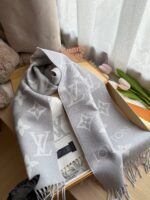 LV Essential围巾 灰色 - Image 5